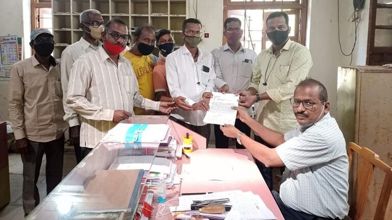 स्वेच्छा मरणाची परवानगी द्या, मालवणात एसटी कर्मचाऱ्यांची मुख्यमंत्र्यांकडे मागणी Mumbai Tak