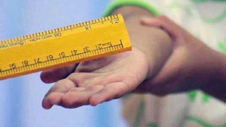 होमवर्क केलं नाही म्हणून विद्यार्थ्याला लाथाबुक्क्यांचा मार; जागेवरच सोडला प्राण Mumbai Tak