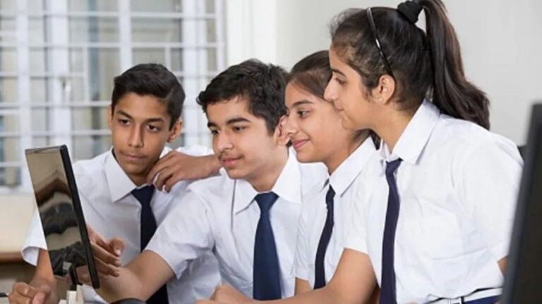 Maharashtra SSC Result 2021 : क्या बात है! 957 विद्यार्थी आणि 22 हजार 384 शाळांचा निकाल 100 टक्के Mumbai Tak