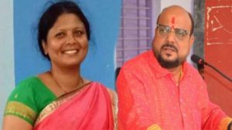 Sushma Andhare: “कितीही उसनं अवसान आणलं तरीही गुलाबरावजी तुम्ही….” Mumbai Tak