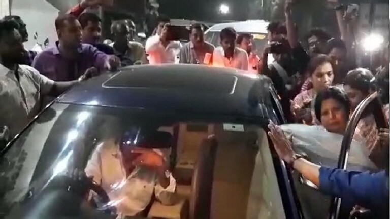 Sushma Andhare: मला का अडवता? मी दहशतवादी आहे का? जळगावात अभूतपूर्व गोंधळ Mumbai Tak