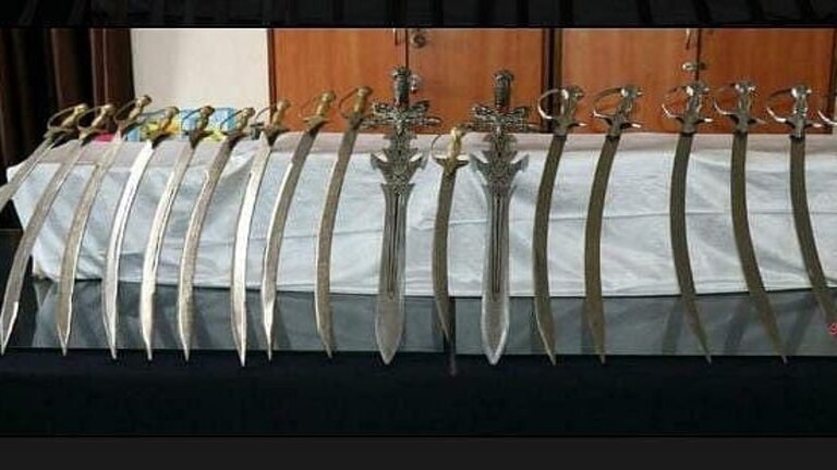 मालेगावात पुन्हा एकदा 30 धारदार तलवारी सापडल्याने खळबळ, दोघे अटकेत mumbaitak