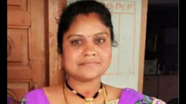 वाघिणीच्या हल्ल्यात मृत पावलेल्या वनरक्षक ढोमणेंच्या कुटुंबासाठी धावलं ठाकरे सरकार, १५ लाखांची मदत जाहीर Mumbai Tak