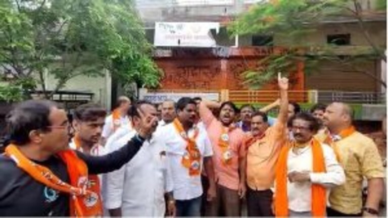 Osmanabad: बंडखोर आमदार तानाजी सावंत यांना ‘खेकडा’ म्हणत शिवसैनिकांची घोषणाबाजी Mumbai Tak