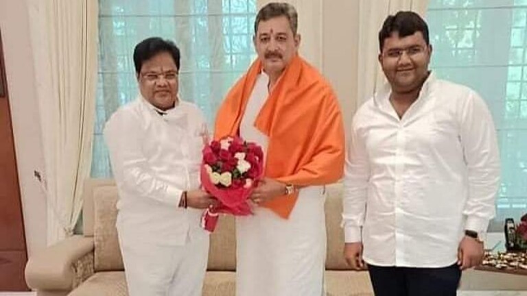 शिवसेनेच्या तानाजी सावंत यांची भाजपशी जवळीक… दबावतंत्र की पक्षांतराचे संकेत? Mumbai Tak