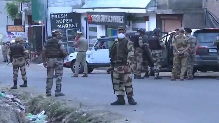 J-K Terror Attack : मोदींच्या कश्मीर दौऱ्याआधी दहशतवाद्यांचा जवानांच्या बसवर हल्ला Mumbai Tak