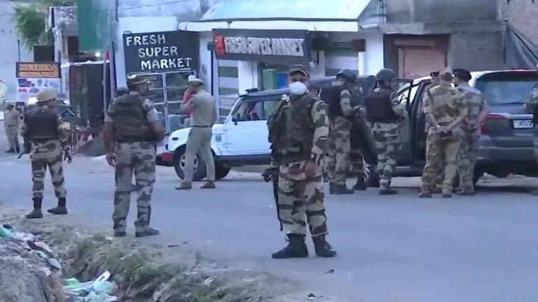 J-K Terror Attack : मोदींच्या कश्मीर दौऱ्याआधी दहशतवाद्यांचा जवानांच्या बसवर हल्ला Mumbai Tak