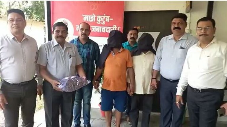 ठाणे : व्हेल माशाची उलटी विकण्याचा प्रयत्न करणारे दोन जण जेरबंद Mumbai Tak