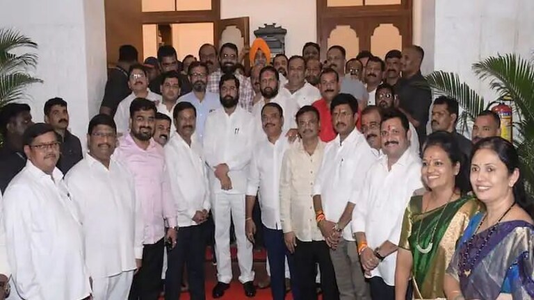 Shivsena : ठाण्यात सेनेला मोठा धक्का, ६६ माजी नगरसेवक शिंदे गटात Mumbai Tak