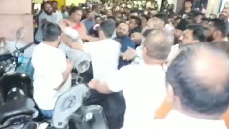 ठाण्यात शिंदे गट आणि ठाकरे गटात राडा का झाला? पोलिसांचा लाठीचार्ज Mumbai Tak