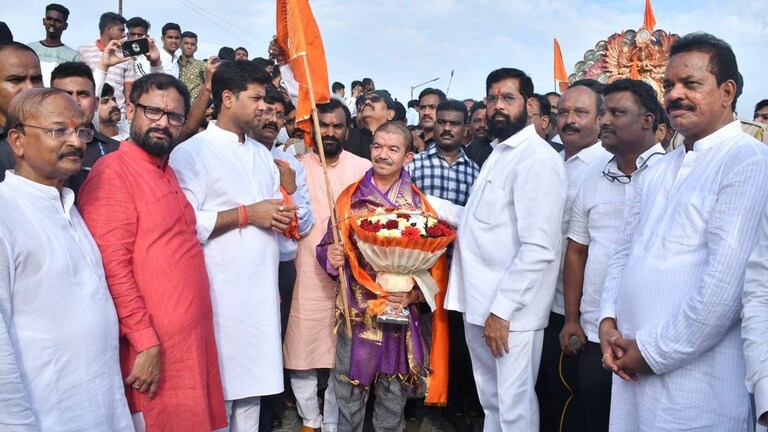 एकनाथ शिंदेसोंबत का गेलो? बाळासाहेबांचे विश्वासू सेवक थापा यांनी सांगितलं कारण, म्हणाले… Mumbai Tak