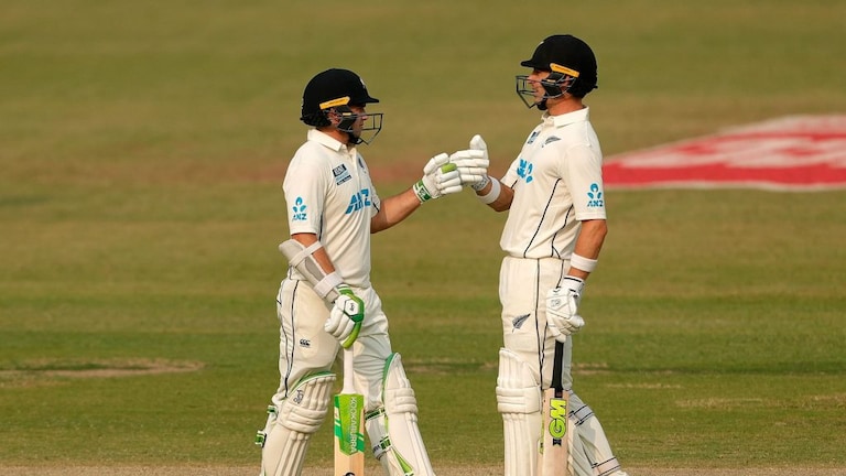 Ind vs NZ Test : न्यूझीलंडच्या सलामीवीरांनी भारताला झुंजवलं, भारतीय गोलंदाज अपयशी Mumbai Tak