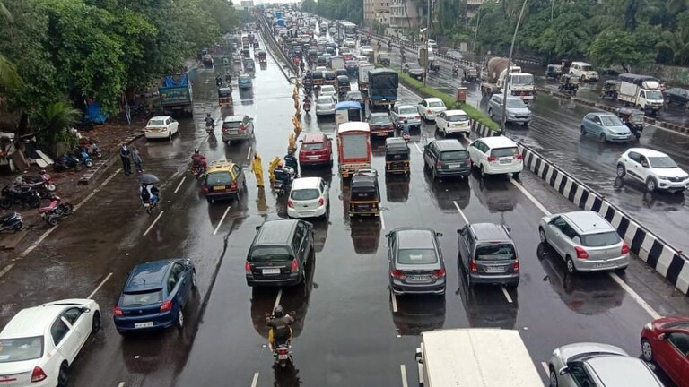 Mumbai Rain Update : पावसामुळे मुंबईला ब्रेक, रेल्वेसेवा विस्कळीत, वाहतूक कोंडीने मुंबईकर बेजार Mumbai Tak