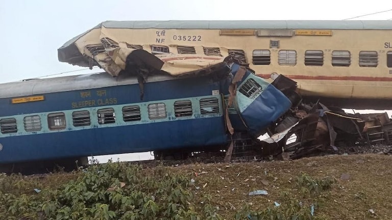 Train Accident: एक्सप्रेसचे तब्बल 12 डब्बे घसरले, 4 प्रवाशांचा मृत्यू; मृतांचा आकडा वाढण्याची भीती Mumbai Tak