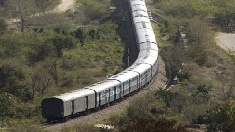 दरोडा… बलात्कार! इगतपुरी ते कसारा स्टेशनच्या दरम्यान पुष्पक एक्स्प्रेसमध्ये काय घडलं? Mumbai Tak