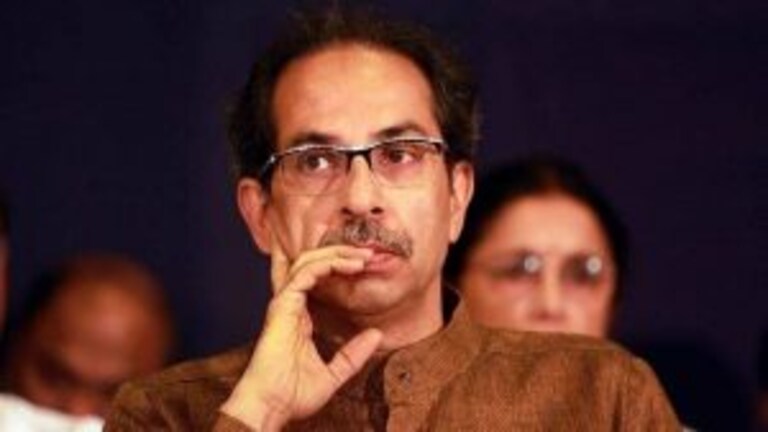 सरकार अल्पमतात, उद्धव ठाकरेंनी राजीनामा द्यावा; आमदार दीपक केसरकर यांची मागणी Mumbai Tak