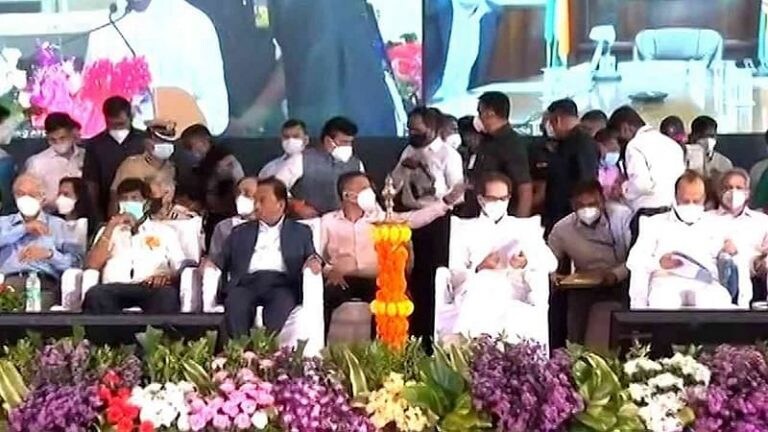 विमानतळावर उतरल्यावर लोकांनी रस्त्यावरचे खड्डे बघायचे का?; नारायण राणेंनी ठाकरे सरकारला डिवचलं Mumbai Tak