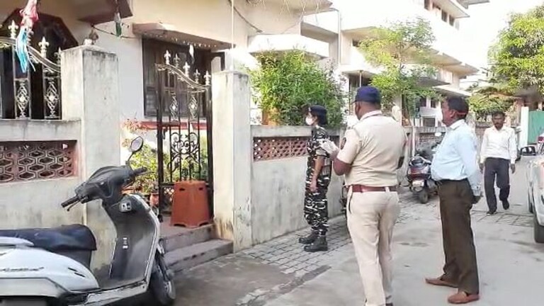देवेंद्र फडणवीसांच्या विरोधात खटला दाखल करणारे वकील सतीश उकेंच्या घरी ईडीचा छापा Mumbai Tak