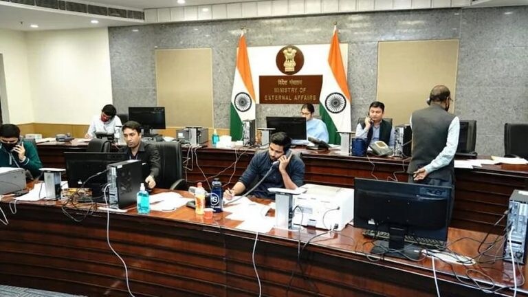 Russia-Ukraine War: युक्रेनमध्ये अडकलेल्या भारतीय नागरिकांसाठी केंद्र सरकारने जारी केले हेल्पलाइन क्रमांक Mumbai Tak