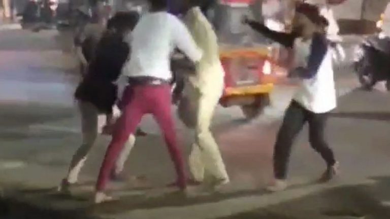 उल्हासनगर: गर्लफ्रेंड कुणाची..? भर रस्त्यात दोन गटात तुफान हाणामारी Mumbai Tak