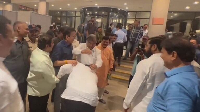 राणा दाम्पत्याने प्रवासादरम्यान रेल्वेच थांबवली, कारण होते… Mumbai Tak