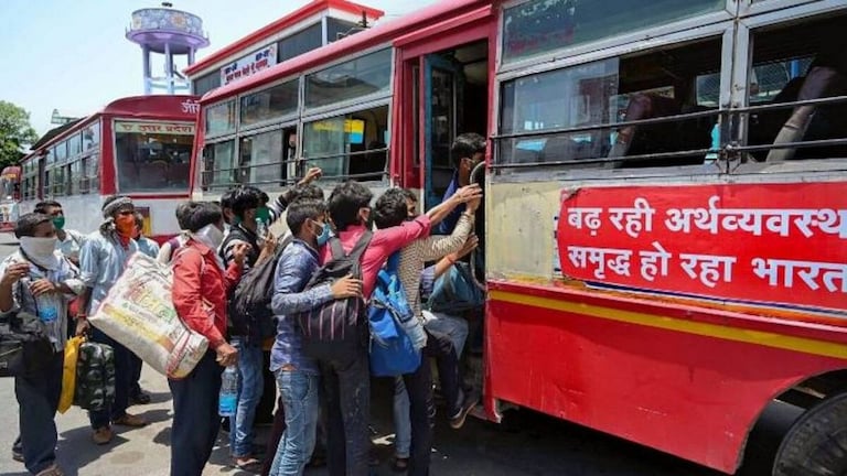 लोकल सुरू, पण मुंबईकर अजूनही बसच्या रांगेत Mumbai Tak