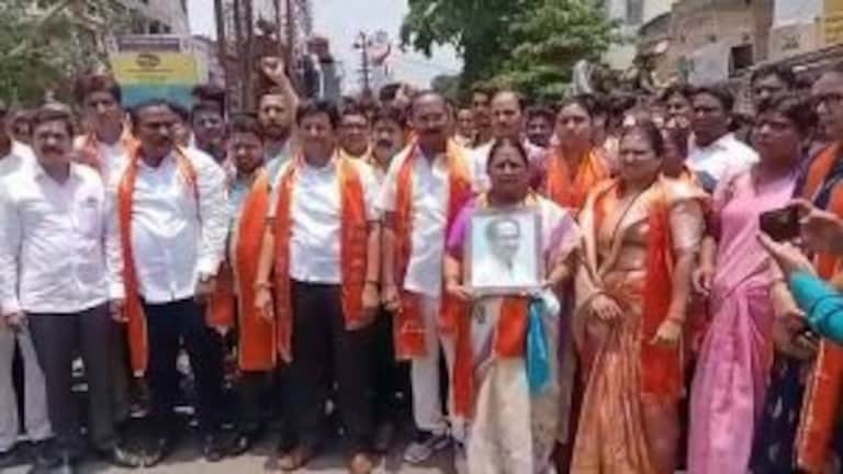 Jalgaon: एकनाथ शिंदेंच्या बंडानंतर उद्धव ठाकरेंचा फोटो हातात घेऊन शिवसैनिकांची भावनिक यात्रा Mumbai Tak
