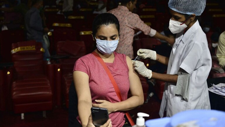 मुंबई महापालिकेकडून महिलांसाठी विशेष लसीकरण मोहीम Mumbai Tak