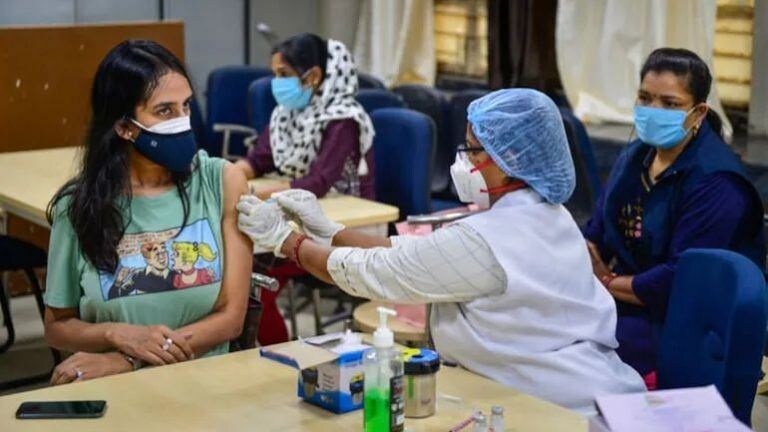 Vaccination in Maharashtra : राज्यात लसीचे दोन्ही डोस घेतलेल्यांची संख्या १ कोटींवर Mumbai Tak