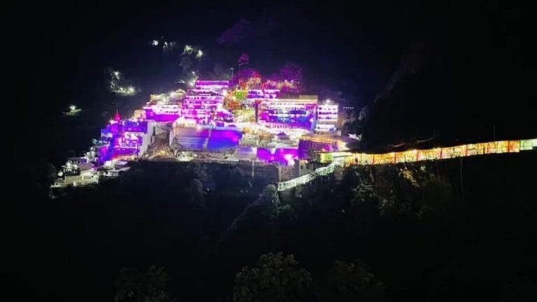 Mata vaishno devi : वैष्णोदेवी मंदिरात चेंगराचेंगरी; 12 भाविकांचा मृत्यू, अनेक जखमी Mumbai Tak