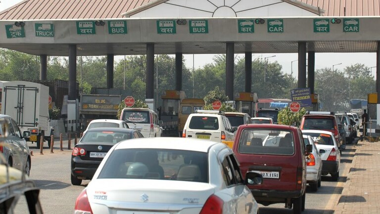 एक्सप्रेस वे अजून किती वर्ष चालणार टोलवसुली?: मुंबई उच्च न्यायालय Mumbai Tak