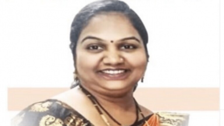 ठाणेजवळ लोकल ट्रेनमध्ये मोबाइल चोरासोबत झटापट, महिलेचा ट्रेनखाली येऊन दुर्देवी मृत्यू Mumbai Tak