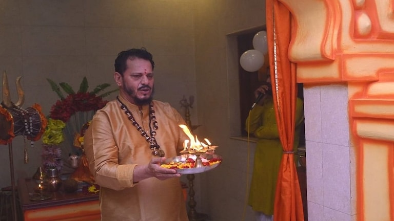 ठाकरे गटाचे जिल्हा प्रमुख विजय साळवी यांना पोलिसांकडून तडीपारीची नोटीस Mumbai Tak