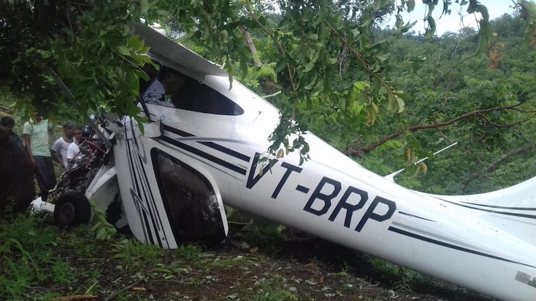 Trainer Aircraft Crash : जळगावमध्ये कोसळलं खासगी विमान, वैमानिक आणि ट्रेनर यांचा मृत्यू Mumbai Tak