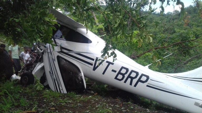 Trainer Aircraft Crash : जळगावमध्ये कोसळलं खासगी विमान, वैमानिक आणि ट्रेनर यांचा मृत्यू Mumbai Tak