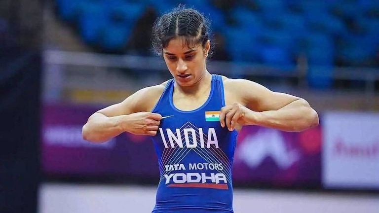 Vinesh Phogat ने मागितली कुस्ती महासंघाची माफी, स्पर्धेत सहभागी होण्याची परवानगी मिळण्याची शक्यता कमीच Mumbai Tak