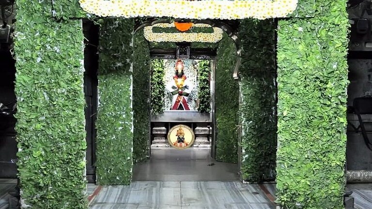 विठूचा देव्हारा सजला! महाशिवरात्रीनिमित्त बेल पानांची खास सजावट Mumbai Tak