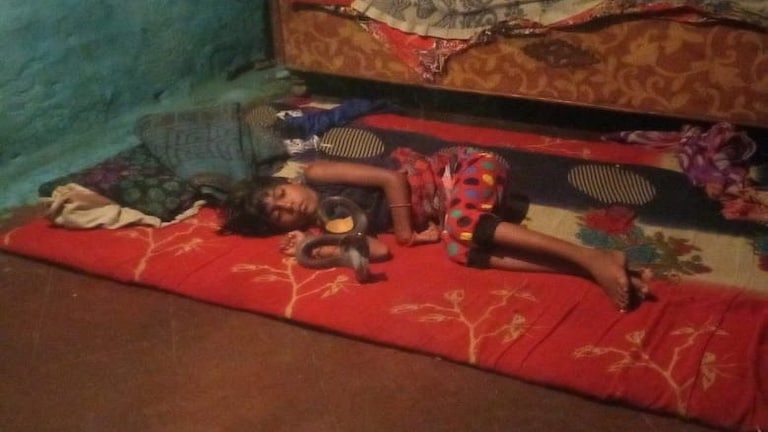 सात वर्षाच्या मुलीच्या गळ्यावर कोब्रा नागाचा फणा काढून डेरा, एक तास थरार Mumbai Tak