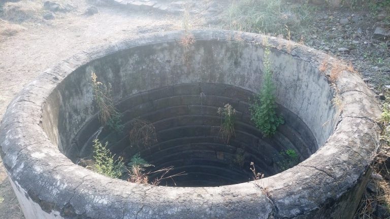 वाशिम : विहीरीचा भाग खचून २ मजुरांचा मृत्यू, १ जखमी Mumbai Tak