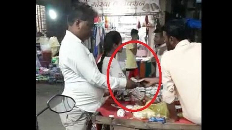 भाजीवाल्यांकडून पैसे घेतानाचा Video व्हायरल, माजी नगरसेवकाविरोधात गुन्हा दाखल Mumbai Tak