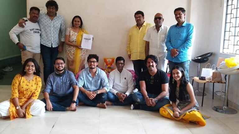 लक्ष्याच्या कडेवर असलेली ही चिमुरडी करतेय सिनेइंडस्ट्रीत पदार्पण Mumbai Tak