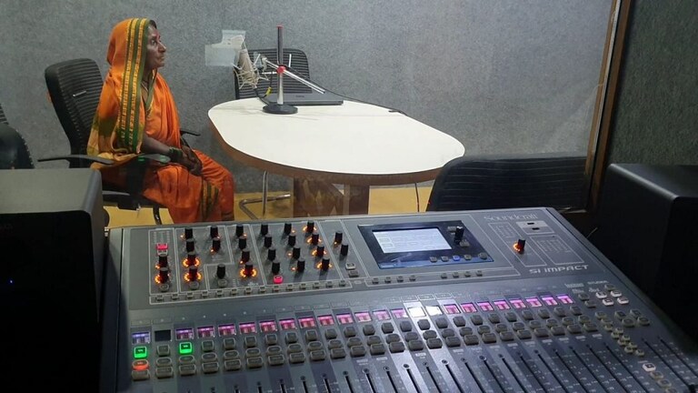 RJ केराबाई सरगर कशा झाल्या रेडिओ जॉकी? Mumbai Tak