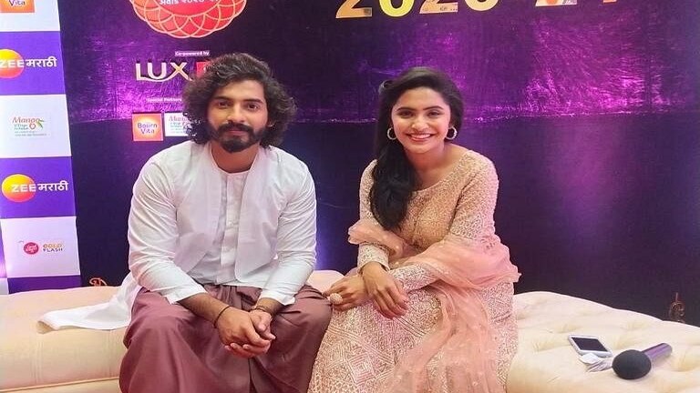 झी मराठी अवॉर्ड सोहळा रंगला; तुमच्या आवडत्या जोडीचा फोटो पाहिलात का? Mumbai Tak