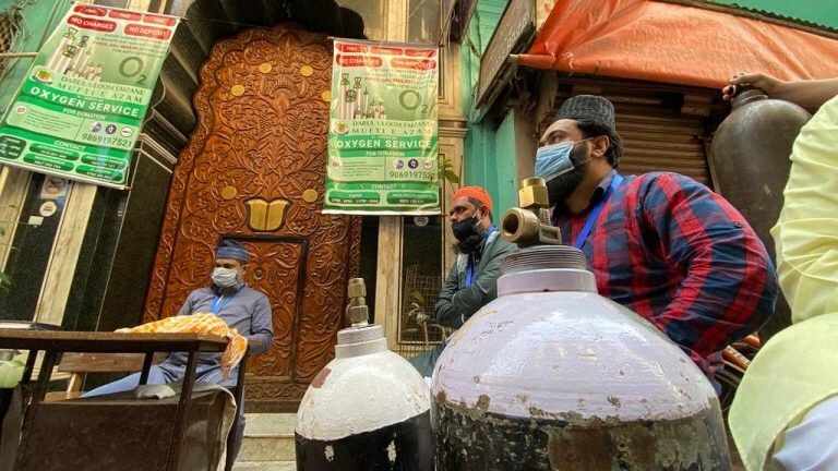 धार्मिक स्थळांच्या माध्यमातून कोव्हिड रुग्णांची सेवा करणारे कोव्हिड योद्धे Mumbai Tak