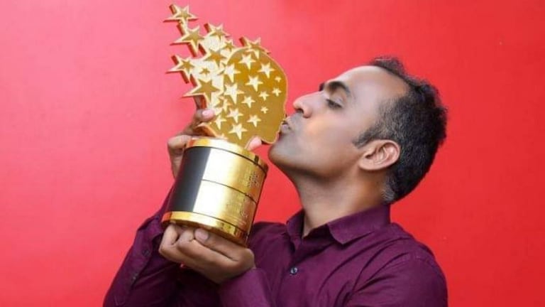 अखेर ती आलीच! ग्लोबल टीचर ट्रॉफीचं डिसले गुरुजींकडून स्वागत Mumbai Tak