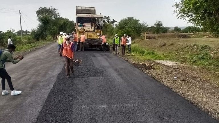 साताऱ्यात नवा विश्वविक्रम… एका दिवसात बनवला तब्बल 39.67 किलोमीटरचा रस्ता Mumbai Tak