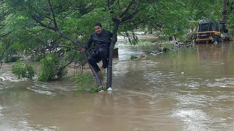 Vasai: तरुण बाइकसकट पाण्यात गेला वाहून, पण… Mumbai Tak