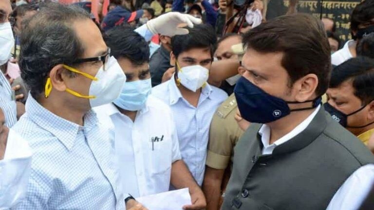 कोल्हापुरात CM Thackeray आणि Devendra Fadnavis आले समोरासमोर, रस्त्यातच थांबून केली चर्चा! Mumbai Tak