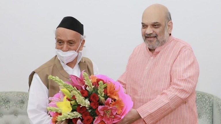 राज्यपाल Bhagat Singh Koshyari यांनी घेतली अमित शाहांची भेट, 12 आमदारांच्या नियुक्तींवरुन चर्चा? Mumbai Tak