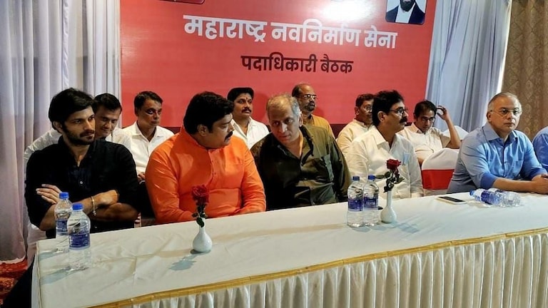 MNS: …म्हणून अमित ठाकरे स्टेजच्या कोपऱ्यातील खुर्चीवर जाऊन बसले! Mumbai Tak